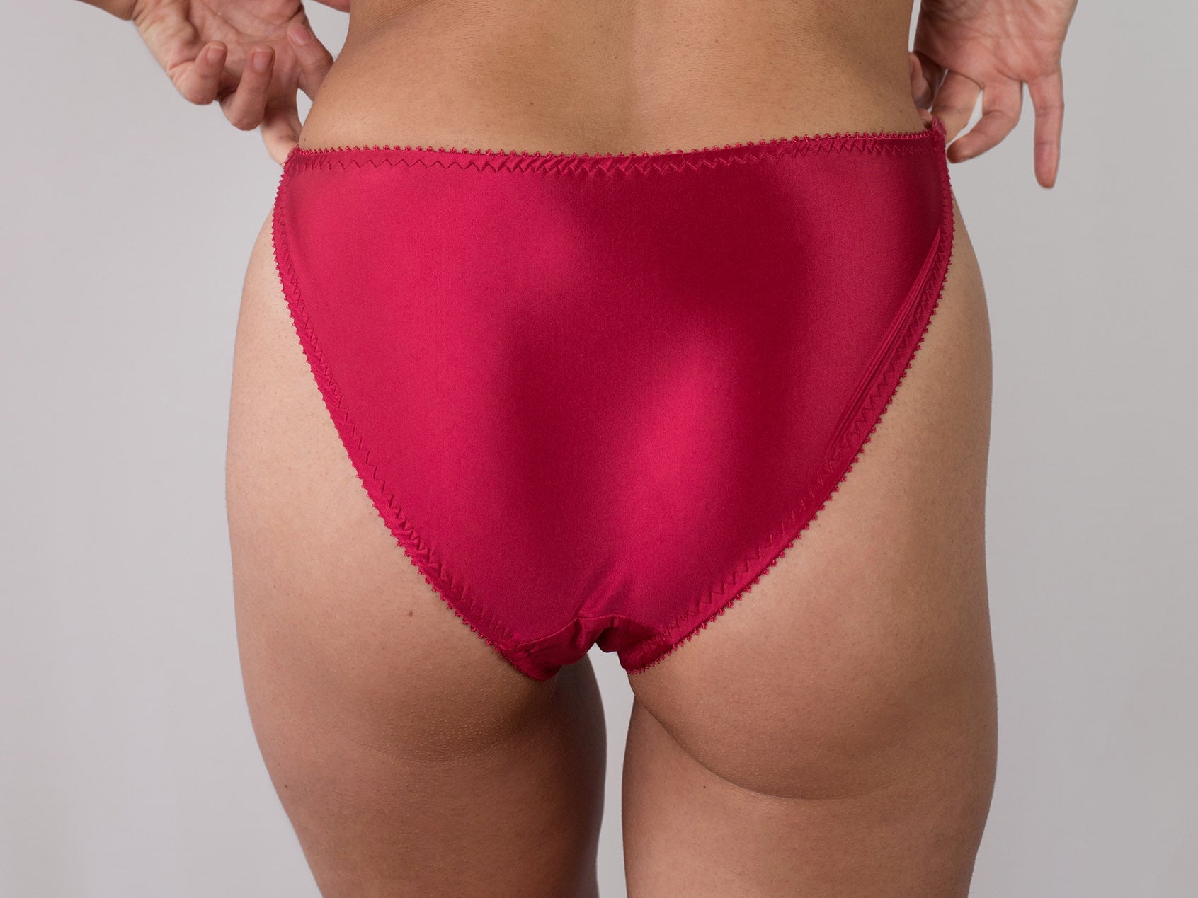 Seitlich verstellbare Panty aus üppig bestickter roter Spitze und edlem Samt