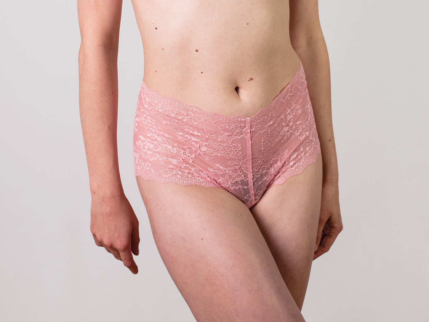 Hoch geschnittene, bequeme Panty aus roséfarbener Spitze und hochwertiger Bio-Baumwolle